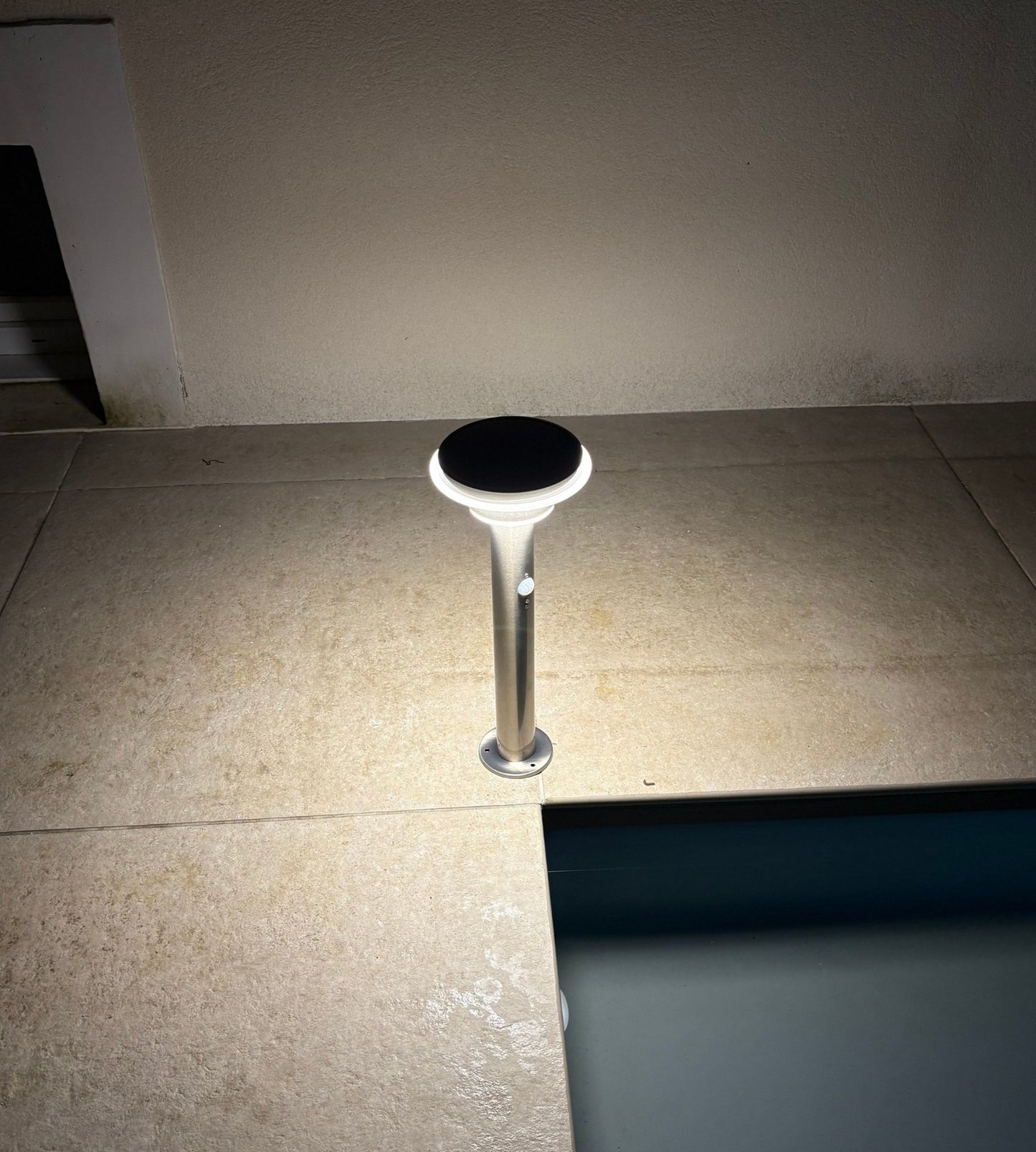 Borne Led solaire - Détecteur de mouvements - 3 modes d'éclairage 100 à 1000 lumens