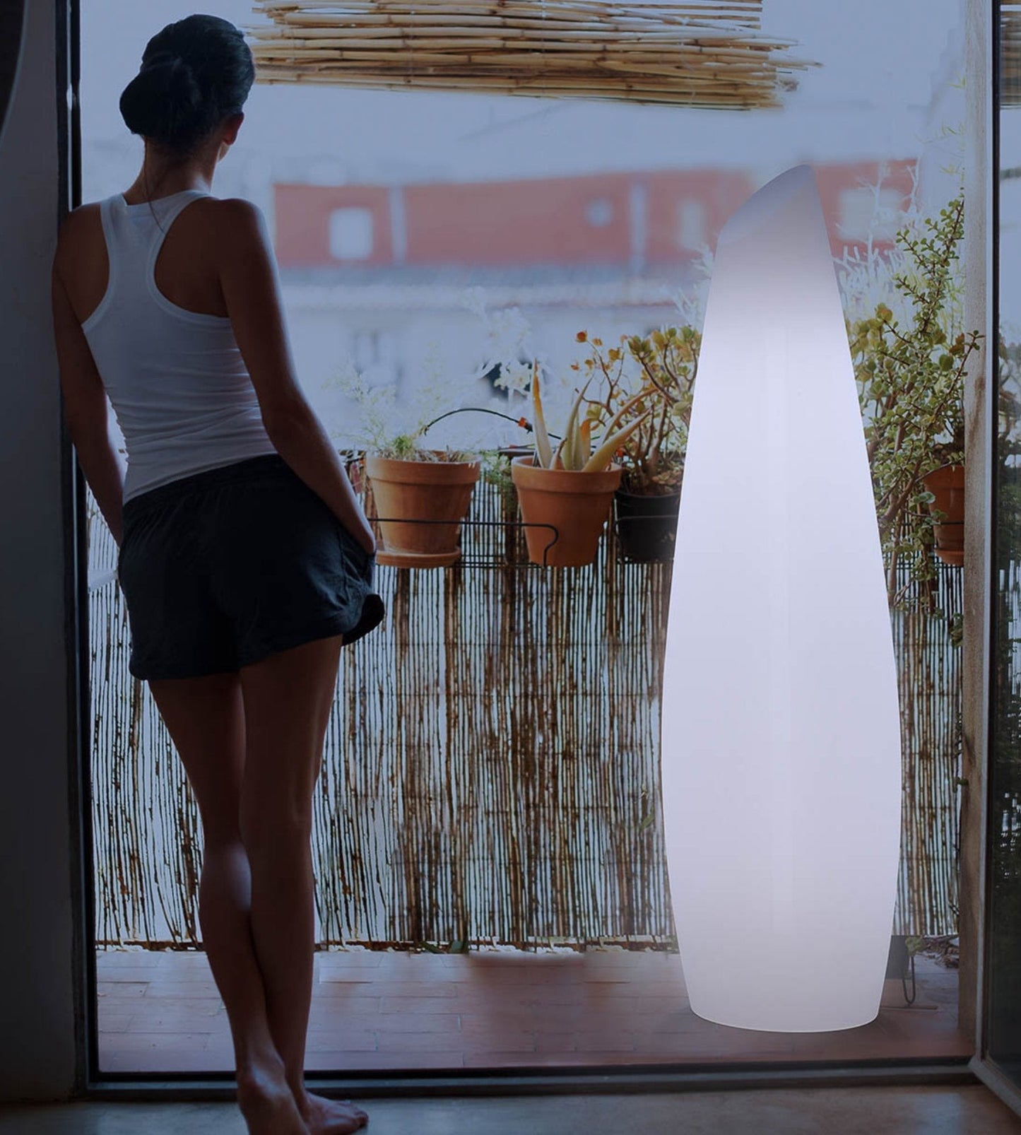 Lampadaire design rechargeable FREDO - Éclairage blanc et multicouleur réglable - Extérieur et Intérieur