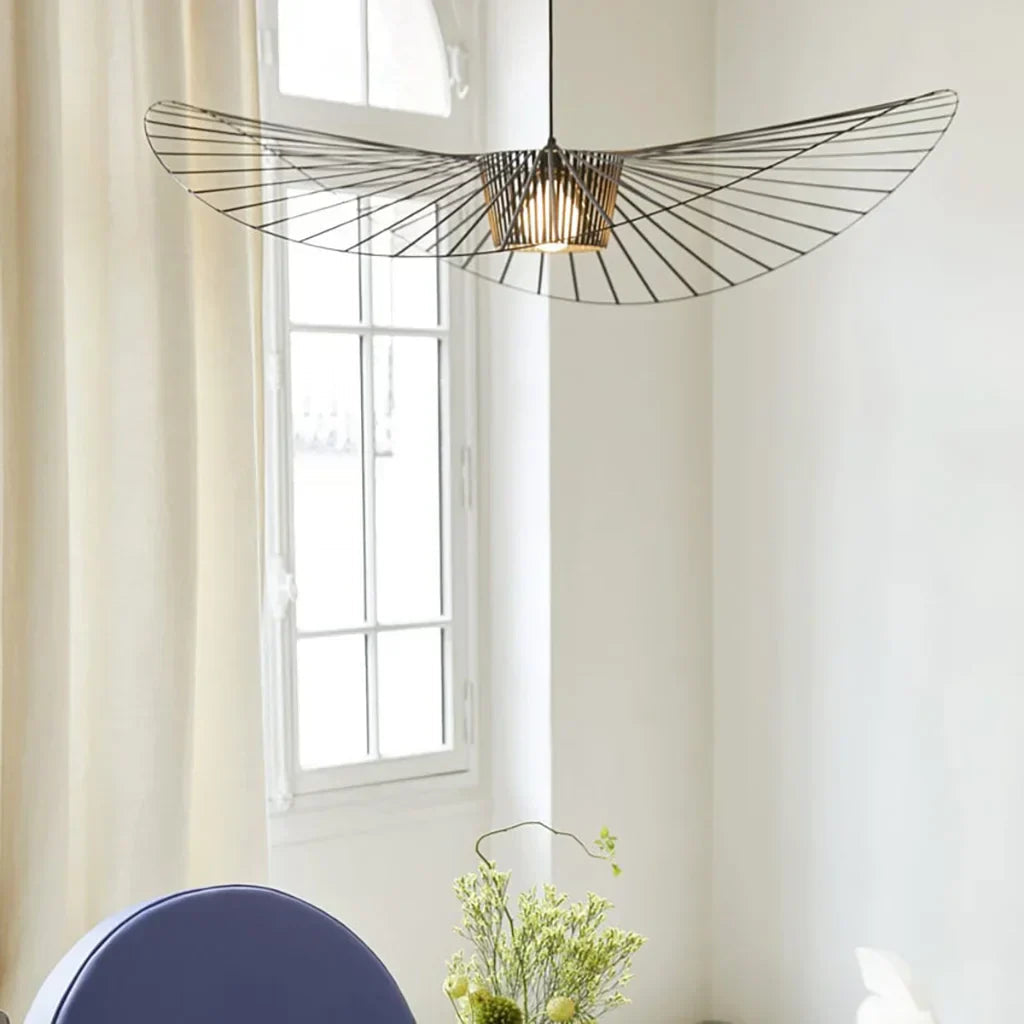 Suspension Élégante Veliova – Design Chapeau de Paille & Éclairage Raffiné