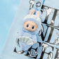 Peluche Créature marine joueuse – Figurine pendentif vinyle style Labubu 17,5 cm