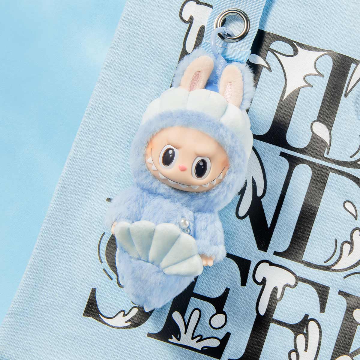 Peluche Créature marine joueuse – Figurine pendentif vinyle style Labubu 17,5 cm