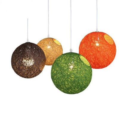 Suspension en boule de tissu de couleur Wicker