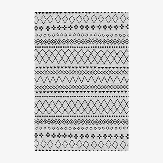 Tapis rectangle aux motifs géométriques blancs et noirs style