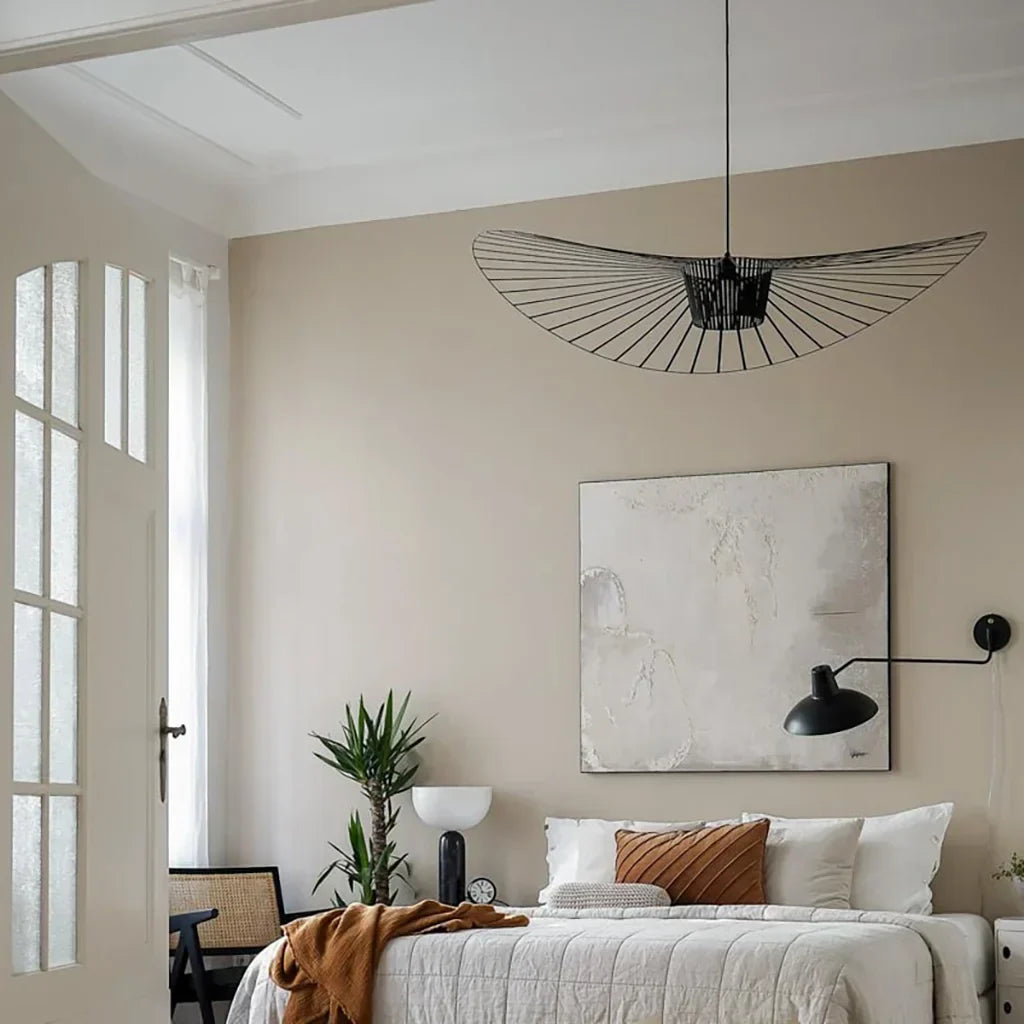 Suspension Élégante Veliova – Design Chapeau de Paille & Éclairage Raffiné