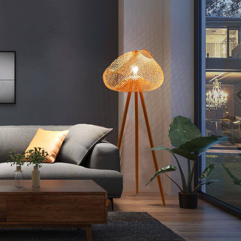 Lampadaire LED tripode en bambou scandinave