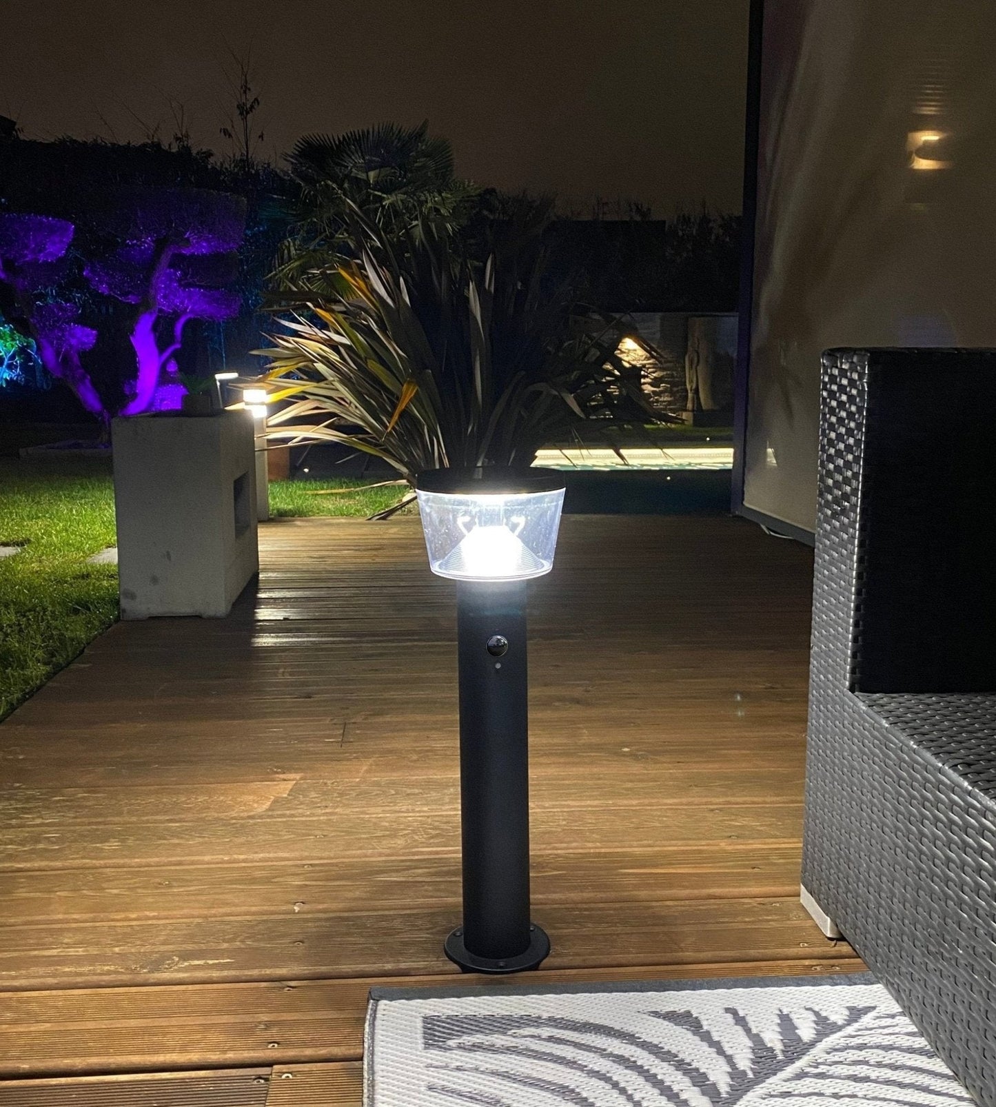 Borne Led solaire - Détecteur de mouvements - 3 modes d'éclairages 100 à 1000 lumens