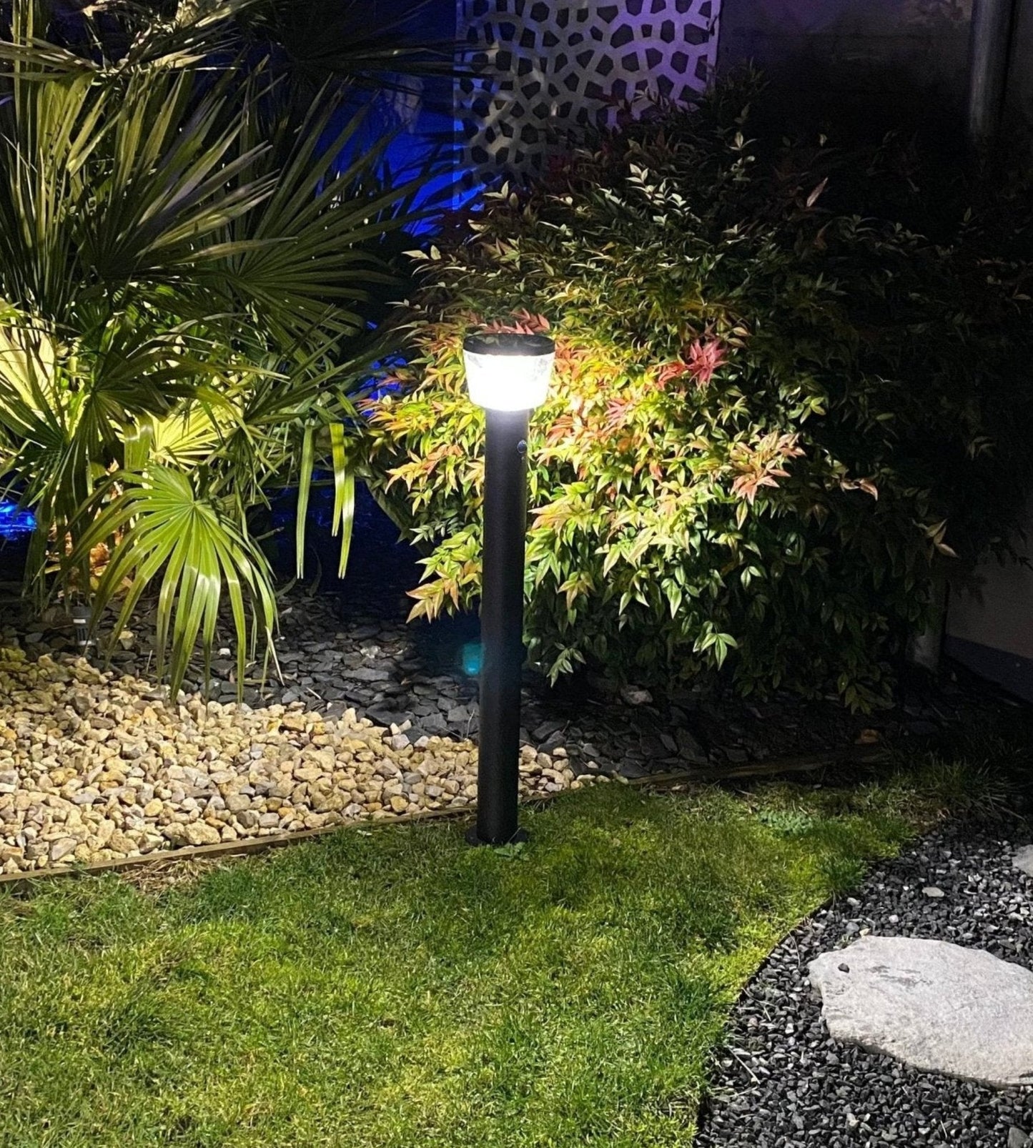 Borne Led solaire - Détecteur de mouvements - 3 modes d'éclairages 100 à 1000 lumens