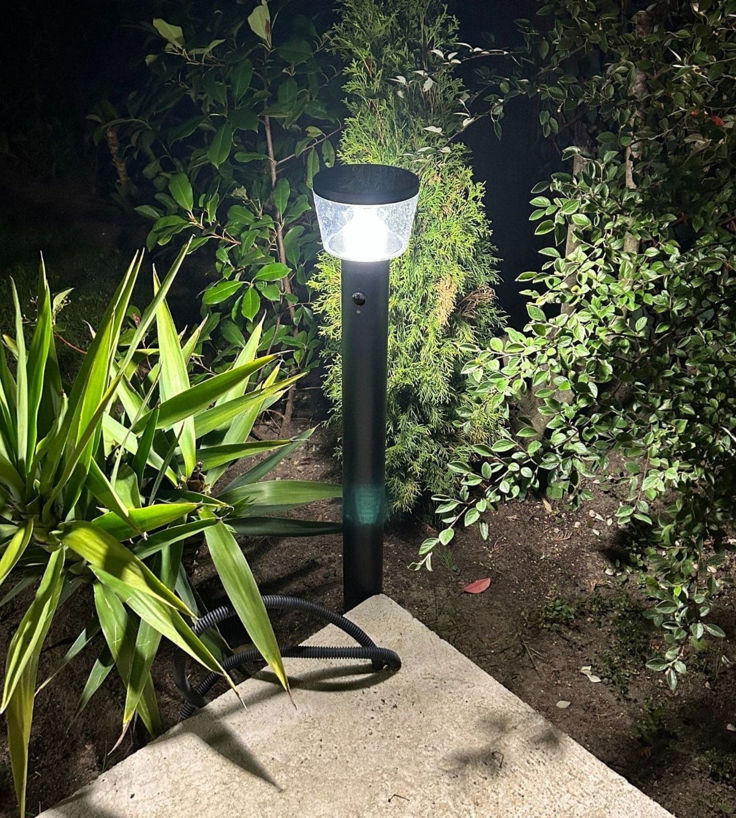 Borne Led solaire - Détecteur de mouvements - 3 modes d'éclairages 100 à 1000 lumens