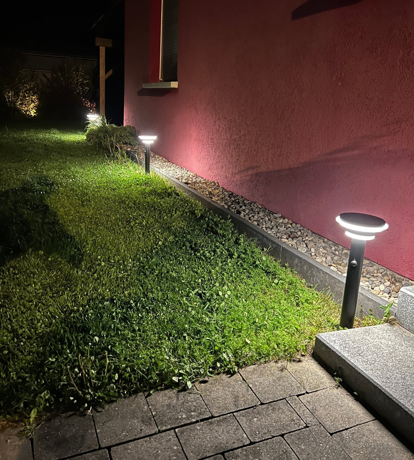 Borne Led solaire - Détecteur de mouvements - 3 modes d'éclairage 100 à 1000 lumens
