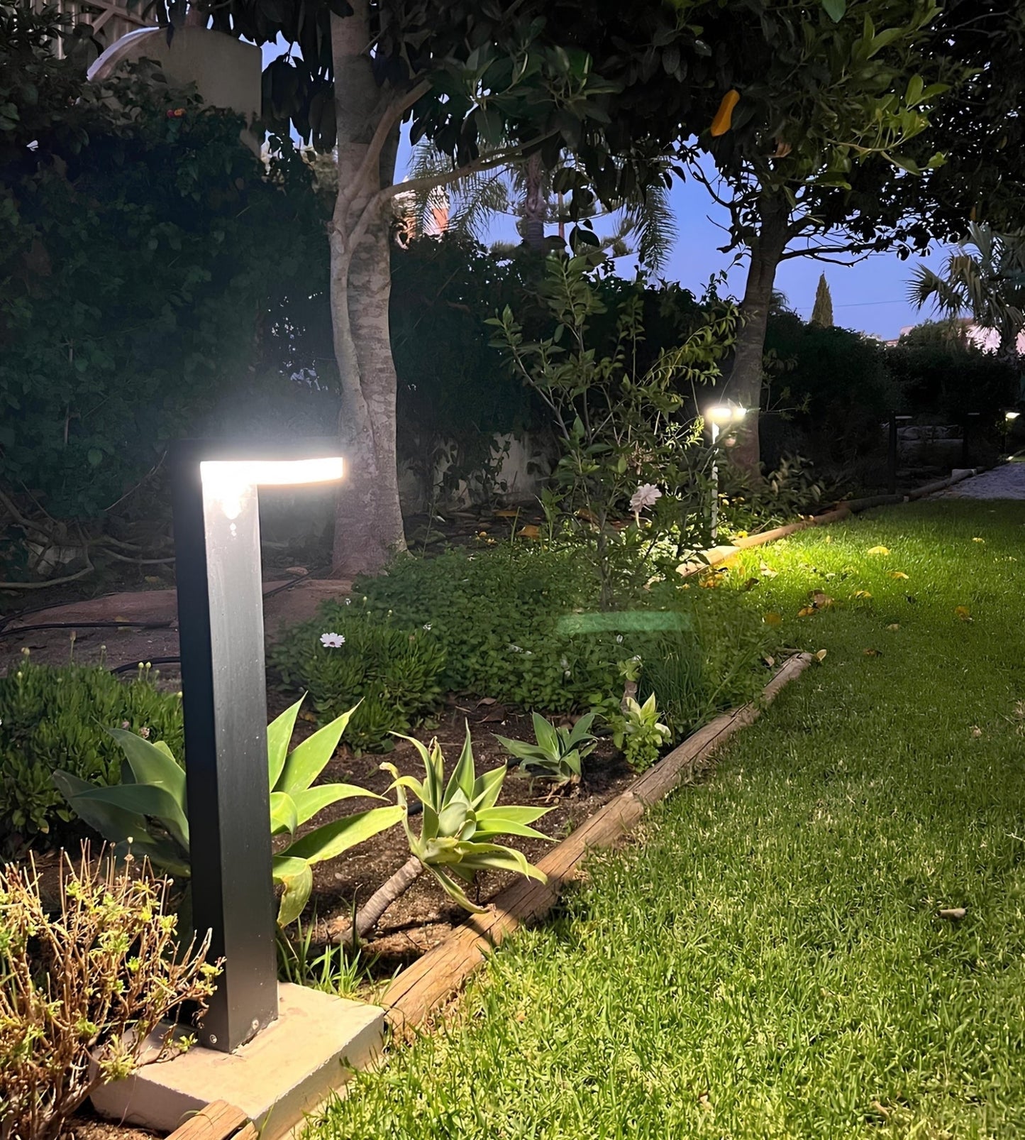 Borne Led Solaire VENUS - Détecteur de mouvements - 3 modes d'éclairage 100 à 1000 lumens