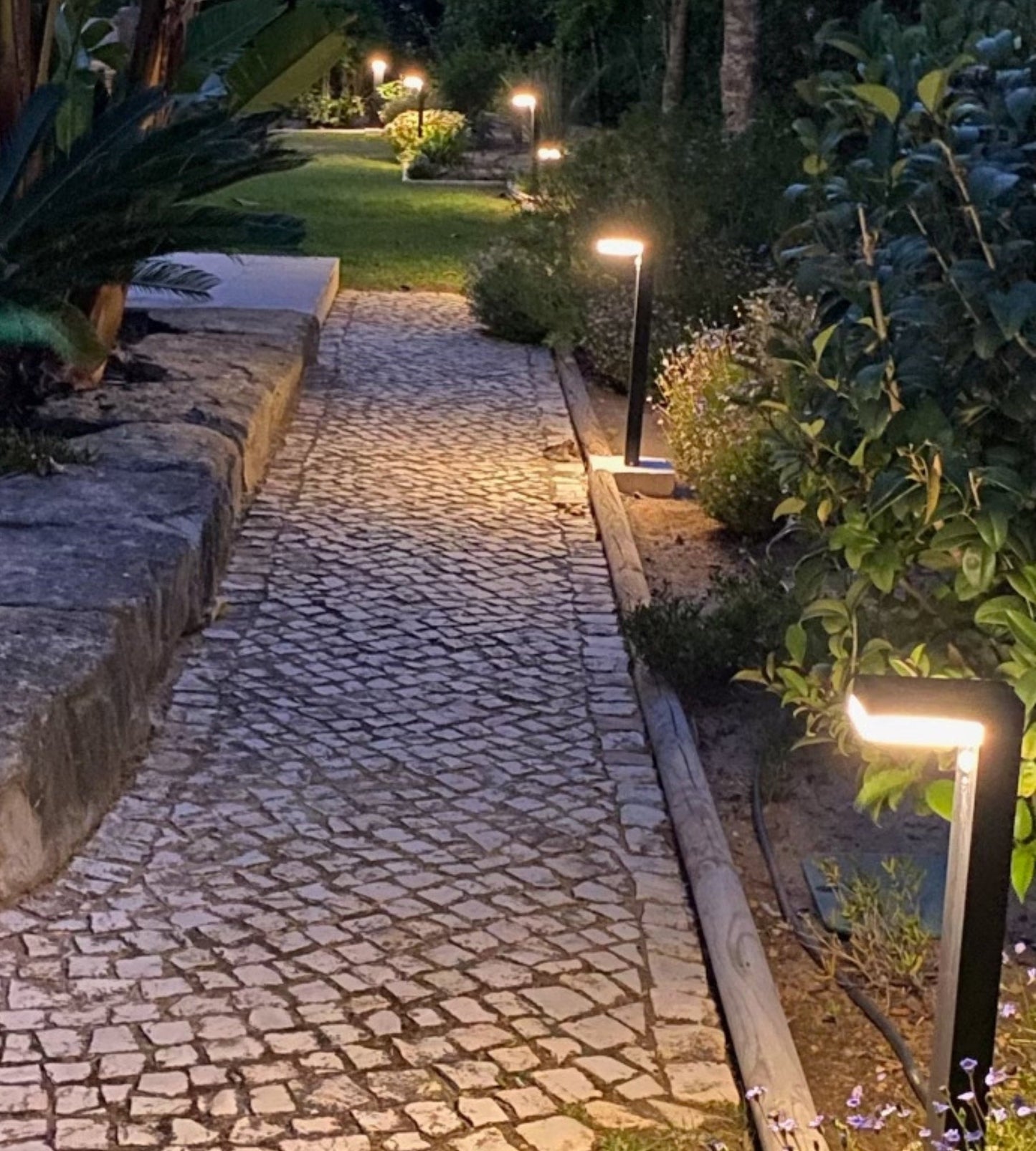Borne Led Solaire VENUS - Détecteur de mouvements - 3 modes d'éclairage 100 à 1000 lumens