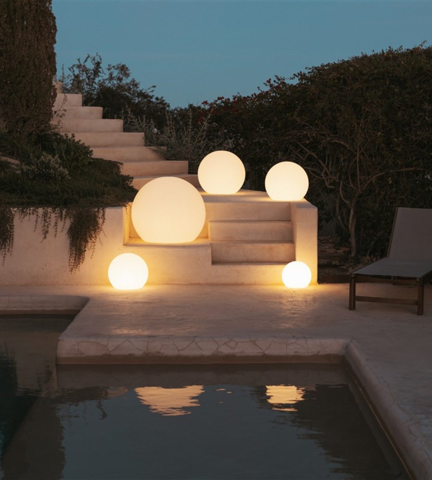 Boule lumineuse solaire et rechargeable - RGB+CCT télécommandable - Extérieur et Intérieur