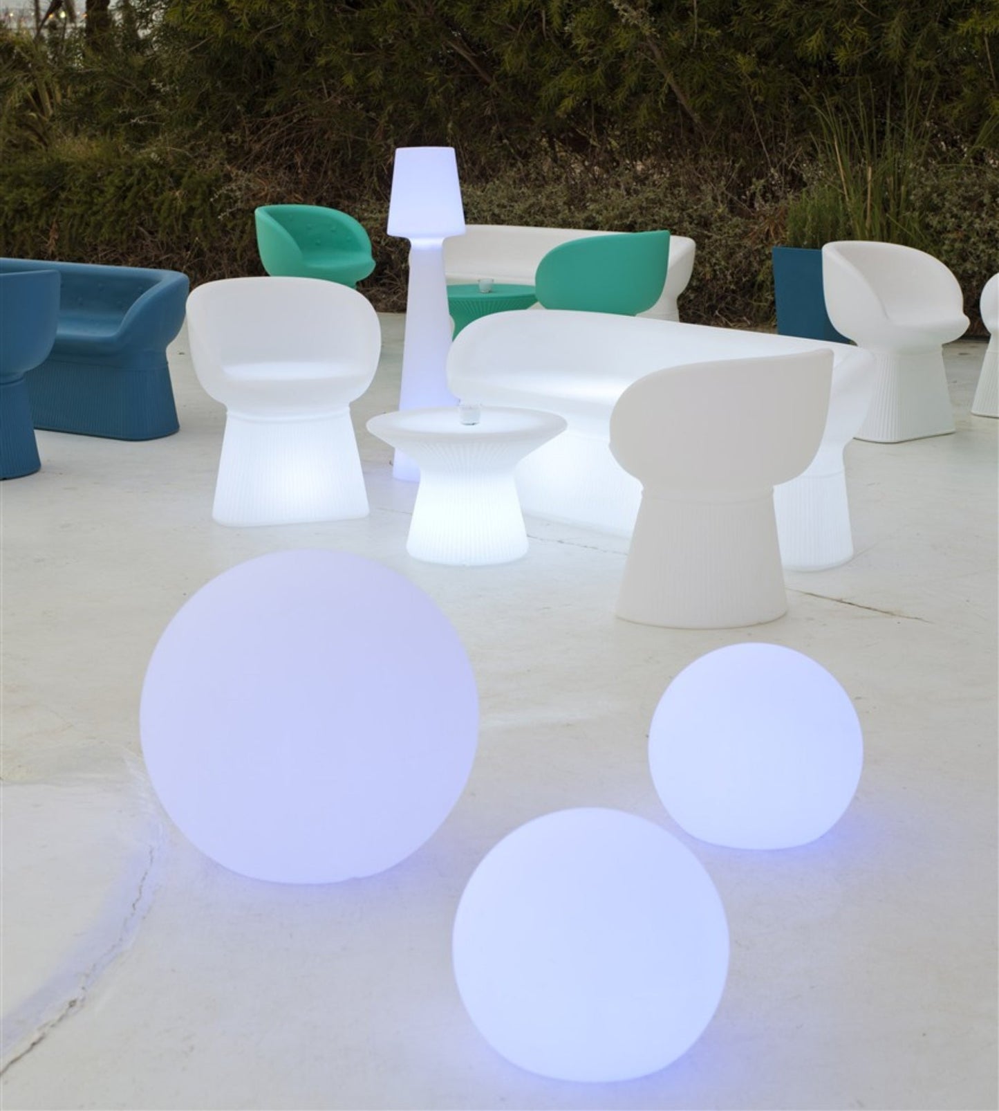 Boule lumineuse solaire et rechargeable - RGB+CCT télécommandable - Extérieur et Intérieur