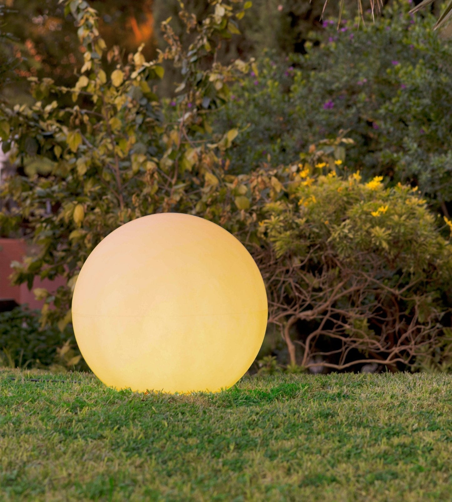 Boule lumineuse solaire et rechargeable - RGB+CCT télécommandable - Extérieur et Intérieur