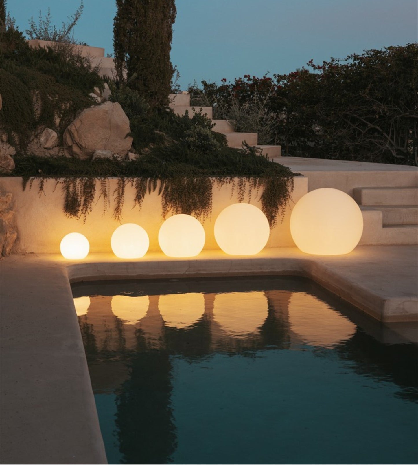 Boule lumineuse solaire et rechargeable - RGB+CCT télécommandable - Extérieur et Intérieur