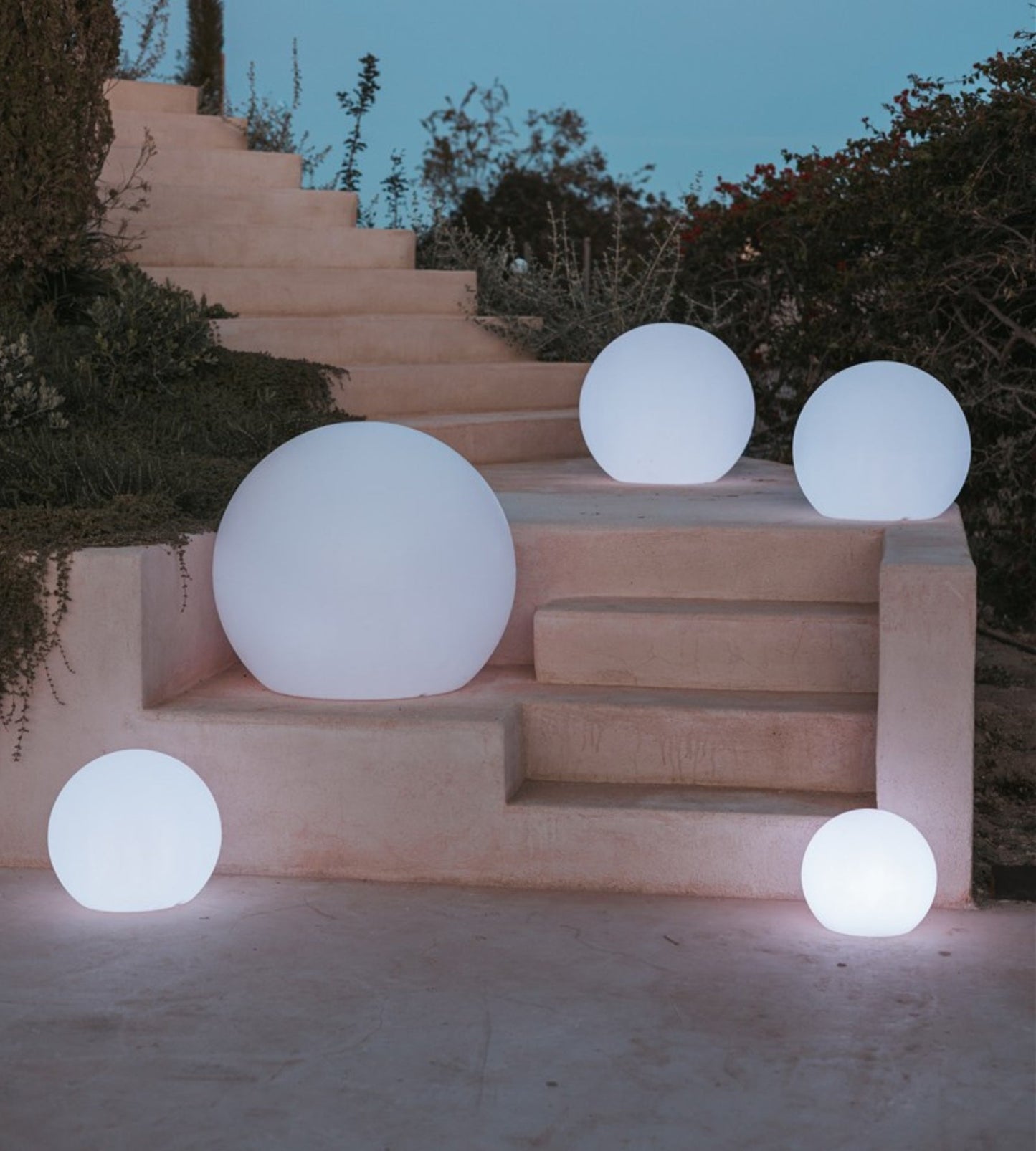 Boule lumineuse solaire et rechargeable - RGB+CCT télécommandable - Extérieur et Intérieur