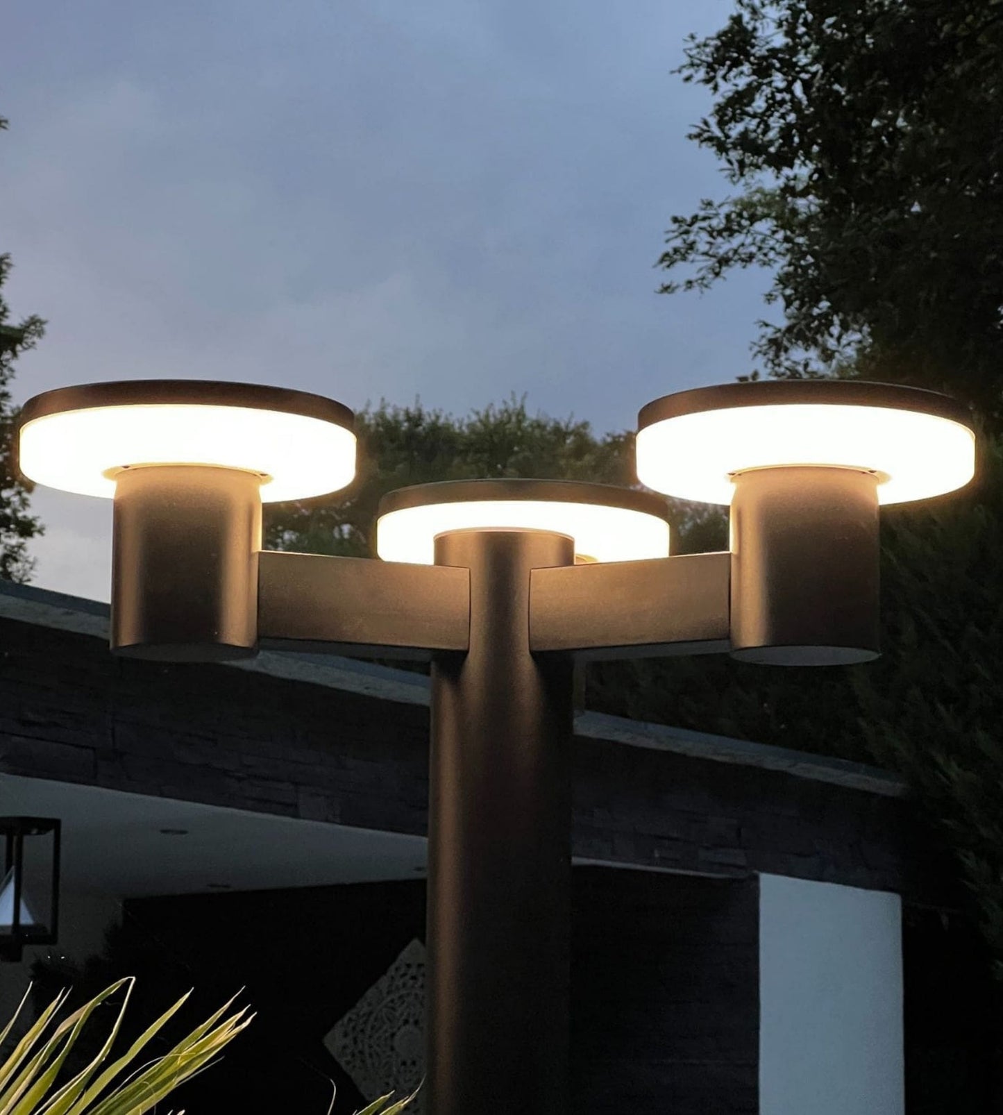 Grand Lampadaire solaire Led ALTO 3000 - Hauteur 2m - Télécommandable - 300 à 3000 lumens