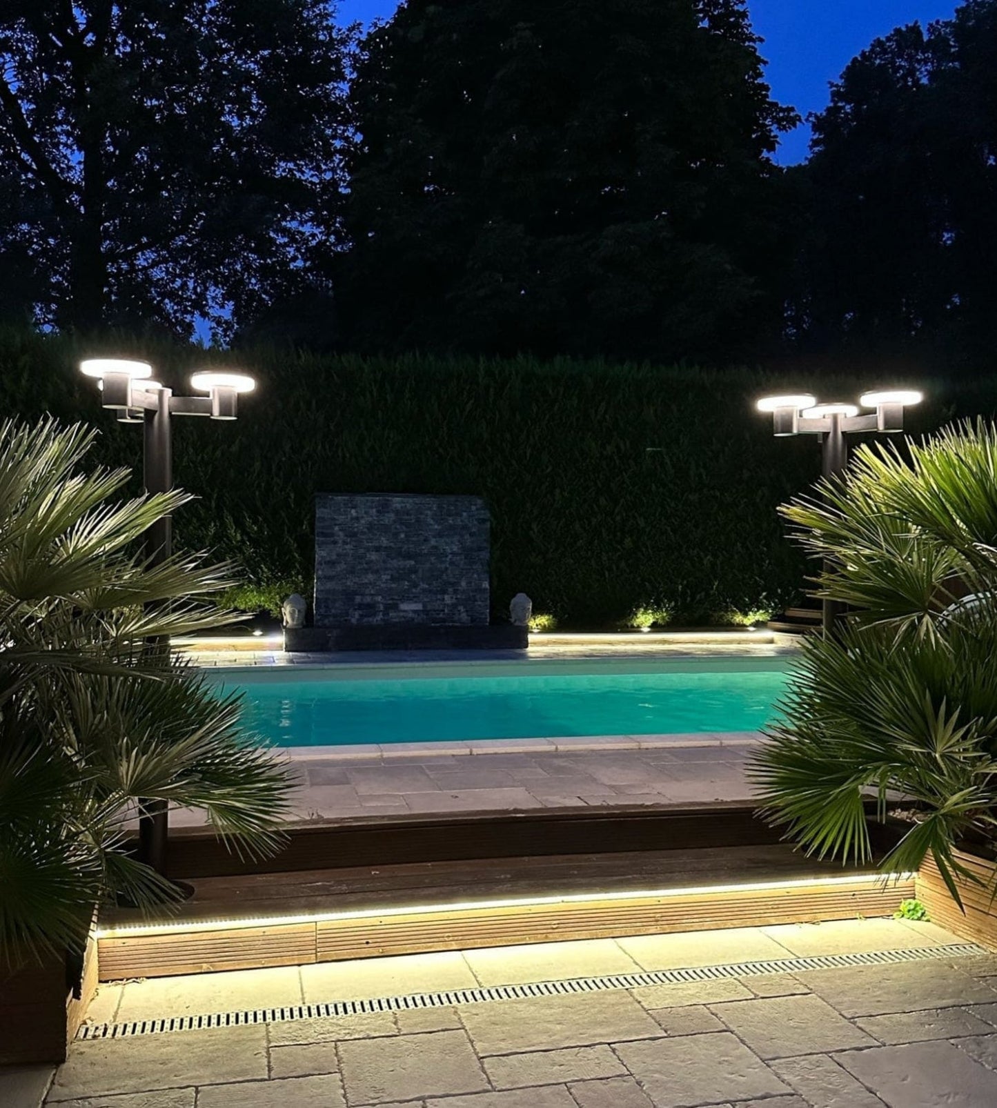 Grand Lampadaire solaire Led ALTO 3000 - Hauteur 2m - Télécommandable - 300 à 3000 lumens